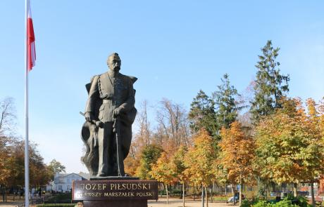 pomnik Józefa Piłsudskiego w parku