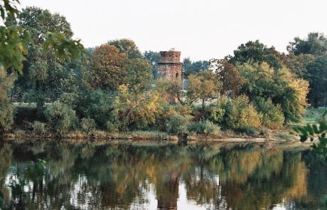 krajobraz z akwenem, lasem i rotundą