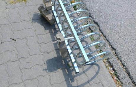 wyrwany stojak na rowery