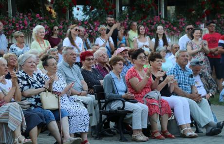 publiczność w parku miejskim w Mławie