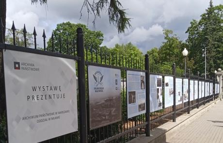Wystawa mławskiego Oddziału Archiwum Państwowego w Warszawie jest umieszczona na ogrodzeniu parku
