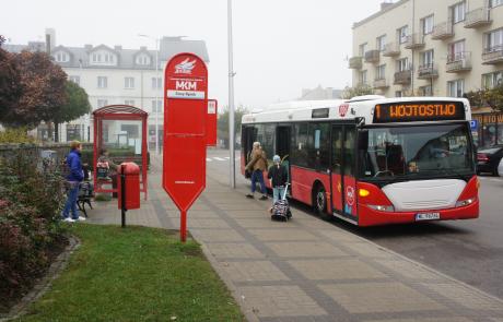 Autobus Mławskiej Komunikacji Miejskiej przy przystanku na Starym Rynku w Mławie