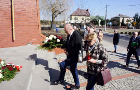 uroczystość przy kopcu Kościuszki w 2022 r.; kwiaty składają burmistrz Sławomir Kowalewski i radna Zofia Kazimierska