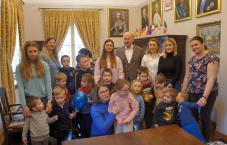 Dzieci z Przedszkola Terapeutycznego Dobre Miejsce z opiekunami i burmistrzem Sławomirem Kowalewskim