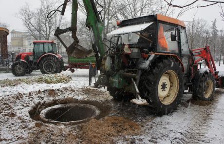 Usuwanie betonowego kręgu w parku