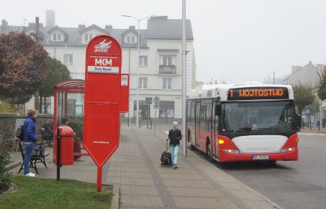 Autobus Mławskiej Komunikacji Miejskiej na przystanku