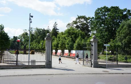 Wejście główne do parku miejskiego w Mławie