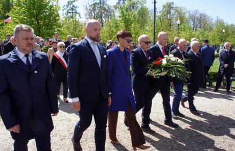 Przedstawiciele Miasta Mława składają kwiaty przy Dębie Niepodległości