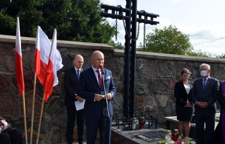 Uroczystość na cmentarzu parafialnym. Przemawia burmistrz Sławomir Kowalewski