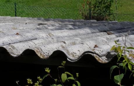 fragment dachu eternitowego