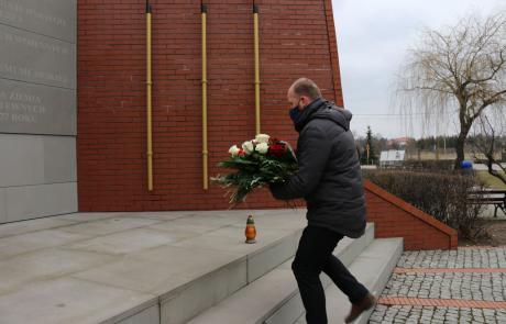 Zastępca Burmistrza Miasta Mława Szymon Zejer składa kwiaty pod kopcem Kościuszki