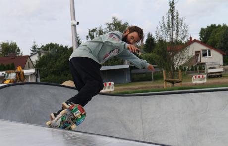 skater na skateparku