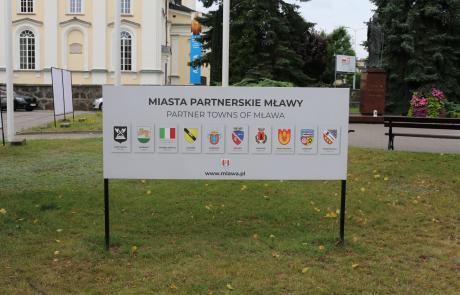 tablica miast parnerskich przy mławskim ratuszu