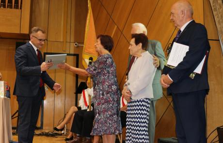 Zastępca Burmistrza Miasta Mława Marcin Burchacki i czworo absolwentów Państwowego Liceum Pedagogicznego w Mławie