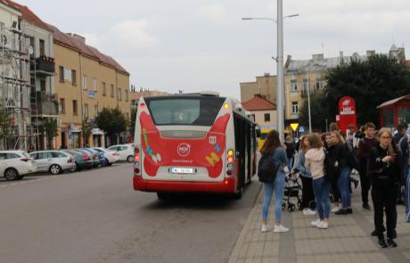 Autobus MKM na przystanku