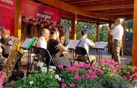 Koncert Reprezentacyjnego Zespołu Artystycznego Wojska Polskiego na estradzie w parku miejskim w Mławie