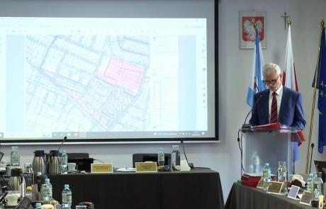 Naczelnik Wydziału Gospodarki Nieruchomościami i Planowania Przestrzennego Urzędu Miasta Mława Marek Polak prezentuje projekt uchwały