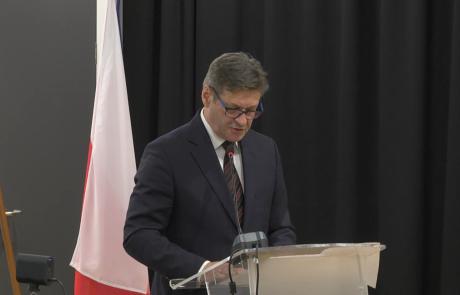 Treść projektów uchwał przedstawia podczas sesji Rady Miasta Mława 25 listopada 2024 r. Zastępca Burmistrza Miasta Mława Mariusz Szczechowicz