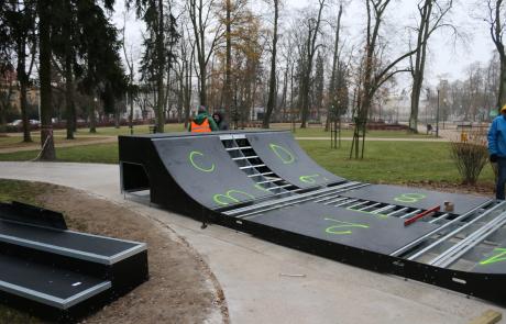 Mini rampa już jest zamontowana w mławskim skateparku