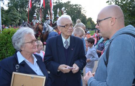 Prof. Ryszard Juszkiewicz (w środku) podczas obchodów 78. rocznicy bitwy pod Mławą (2017 r.)