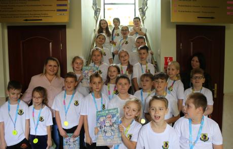 Klasa 3C ze Szkoły Podstawowej nr 2 im. Mikołaja Kopernika w Mławie zwiedza mławski ratusz