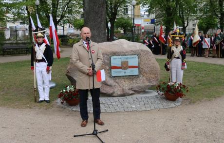 Burmistrz Sławomir Kowalewski przemawia przy Dębie Niepodległości podczas uroczystości 3 maja 2019 r.