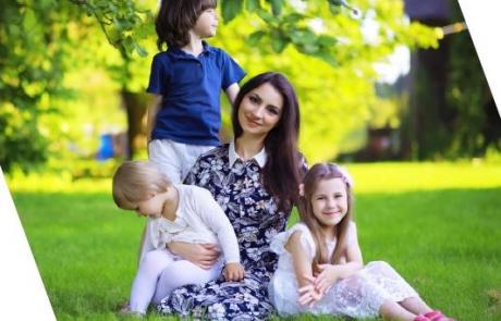 Kobieta i troje dzieci na trawniku