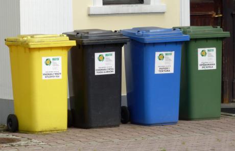 kolorowe pojemniki na odpady