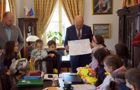 Dzieci wręczają burmistrzowi Sławomirowi Kowalewskiemu pamiątkowe podziękowanie