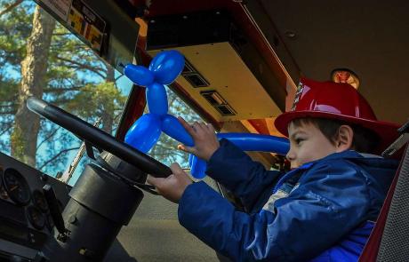 dziecko w kabinie samochodu strażackiego