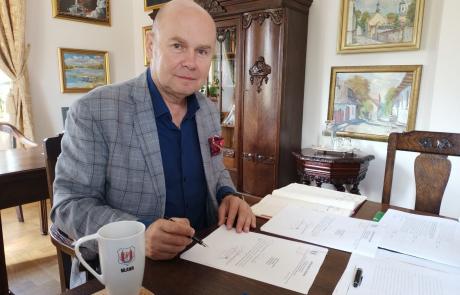 Burmistrz Sławomir Kowalewski podpisuje wnioski o dofinansowanie przebudowy dróg w Mławie