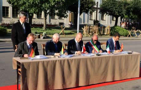Sygnatariusze Manifestu Pokoju w Mławie w 2019 r. (pięciu mężczyzn siedzących przy stole, za nimi po lewej mężczyzna stojący)