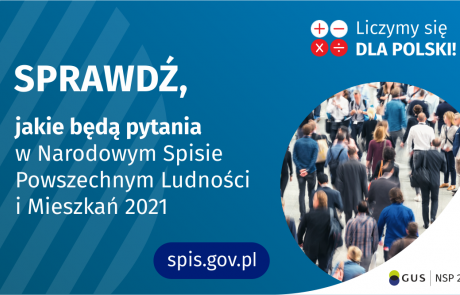 Po lewej stronie grafiki jest napis: sprawdź, jakie będą pytania w Narodowym Spisie Powszechnym Ludności i Mieszkań 2021. W prawym górnym rogu są cztery małe koła ze znakami dodawania, odejmowania, mnożenia i dzielenia, obok nich napis: Liczymy się dla Polski! Poniżej widać zdjęcie tłumu ludzi. Na dole pośrodku jest napis: spis.gov.pl. W prawym dolnym rogu jest logotyp spisu: dwa nachodzące na siebie pionowo koła, GUS, pionowa kreska, NSP 2021.