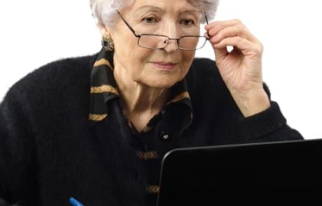 kobieta przy laptopie