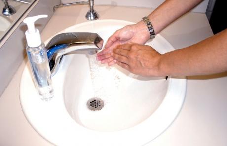 mycie dłoni w umywalce