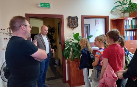 Uczestnicy wycieczki z burmistrzem Sławomirem Kowalewskim