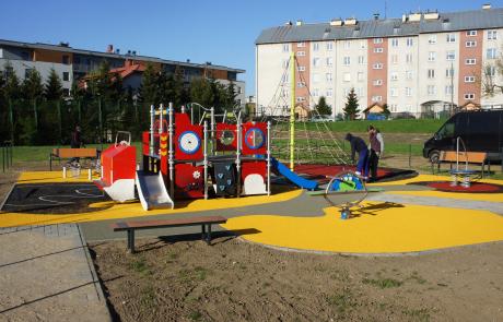 Plac zabaw przy Szkole Podstawowej nr 2 już jest otwarty dla dzieci