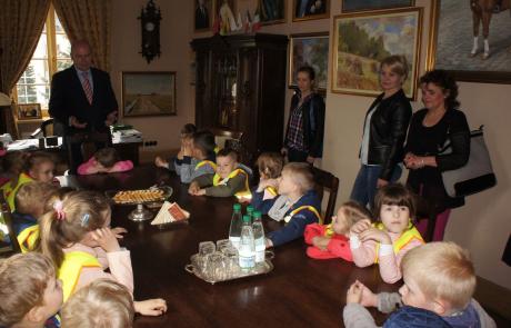 Przedszkolaki odwiedziły burmistrza Sławomira Kowalewskiego