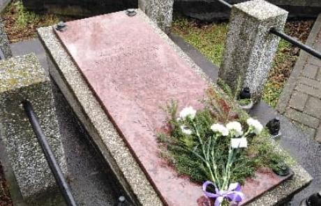 Kwiaty na grobie Zuzanny Morawskiej