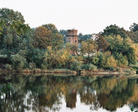 krajobraz z akwenem, lasem i rotundą