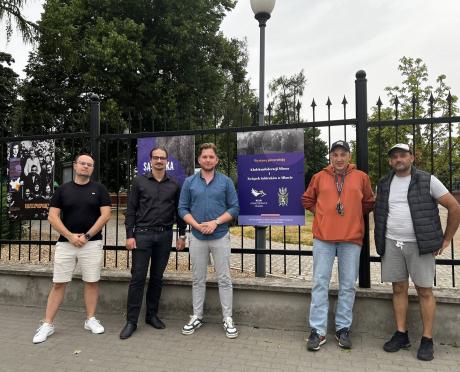 przedstawiciele Konfederacji Mława przy wystawie plenerowej