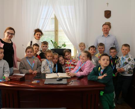 Uczniowie klasy Ic z Burmistrzem Miasta Mława Piotrem Jankowskim