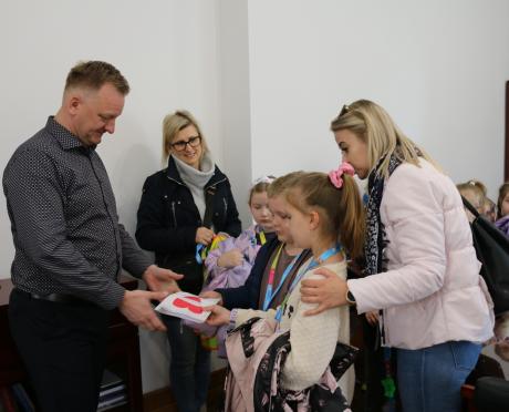Uczniowie klasy Ib wręczają burmistrzowi Piotrowi Jankowskiemu laurki