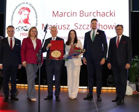 Przedstawiciele samorządu Miasta Mława z dyrekcją I LO