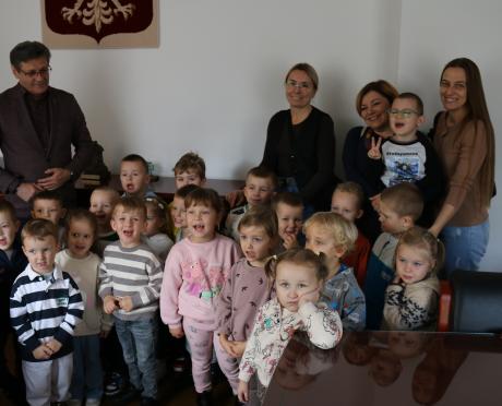 Przedszkolaki z Miejskiego Przedszkola Samorządowego nr 4 w Mławie z wizytą w mławskim ratuszu