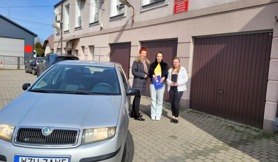 Kluczyki do auta osobiście przekazała na ręce Dyrektor Centrum Usług Społecznych w Mławie Doroty Kaczorek-Magdalińskiej Powiatowa Lekarz Weterynarii w Żurominie Anna Chruściel