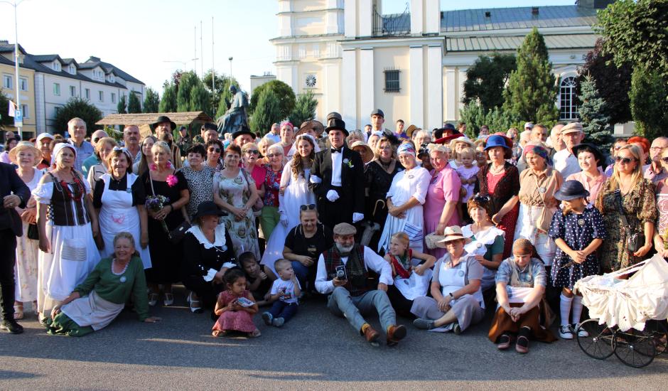 uczestnicy gry miejskiej „Śladami przeszłości”