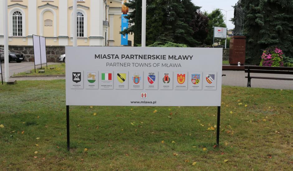 tablica miast parnerskich przy mławskim ratuszu
