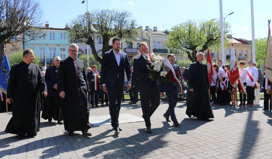składanie kwiatów przy pomniku św. Wojciecha