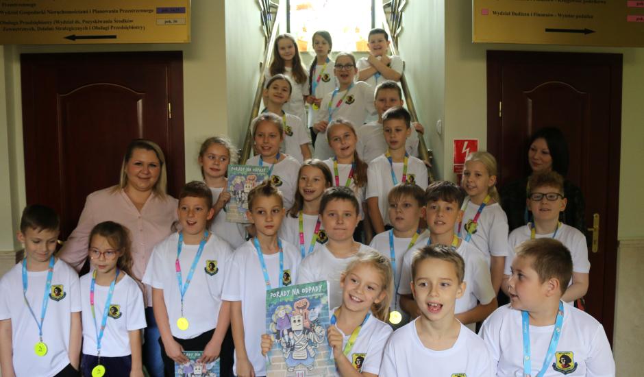 Klasa 3C ze Szkoły Podstawowej nr 2 im. Mikołaja Kopernika w Mławie zwiedza mławski ratusz